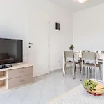 Lxxxviii Apartamento *